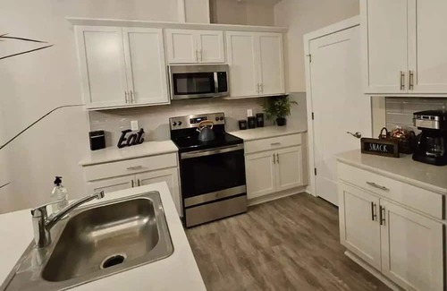 Canton Condominio | Luxury Condo in Canton, MI: Enjoy your stay in Comfort, Style, and Convenience.