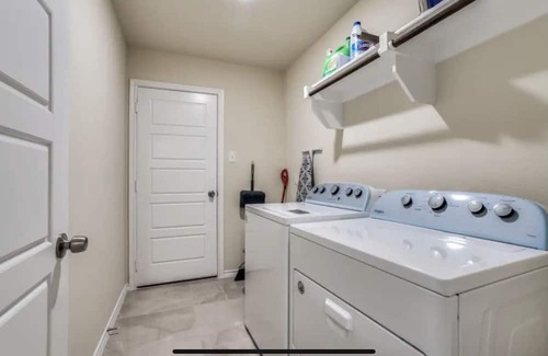 Grand Prairie Casa | Perfect for families Mins Away from AT&T Stadium, Globe life Field , and 6 Flags