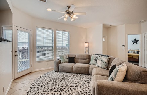 North Loop Casa | New Listing! 3/2 Centrally located Close to DT!