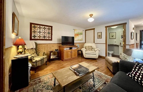 Berkeley Springs Cabina | Country Cabin NEW to our program for October 2023