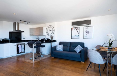 Gibraltar Apartamento | Ocean Village Suite-hosted by Sweetstay