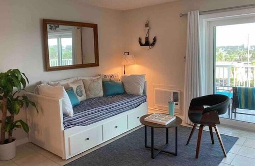 Point East Apartamento | 2 Bedroom 712136 by Houzlet