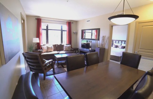 South Pandosy Condominio | Relaxing Retreat Overlooking Playa's Quiet 3rd Floor Courtyard