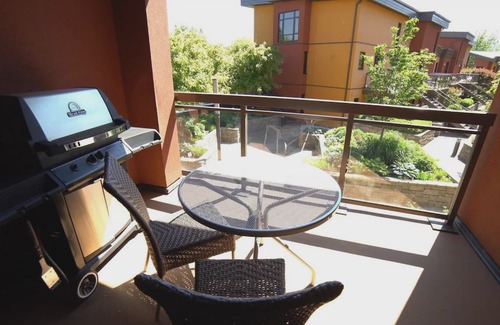 South Pandosy Condominio | Relaxing Retreat Overlooking Playa's Quiet 3rd Floor Courtyard