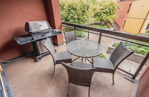 South Pandosy Condominio | Relaxing Retreat Overlooking Playa's Quiet 3rd Floor Courtyard