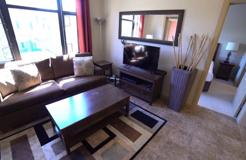 South Pandosy Condominio | Relaxing Retreat Overlooking Playa's Quiet 3rd Floor Courtyard