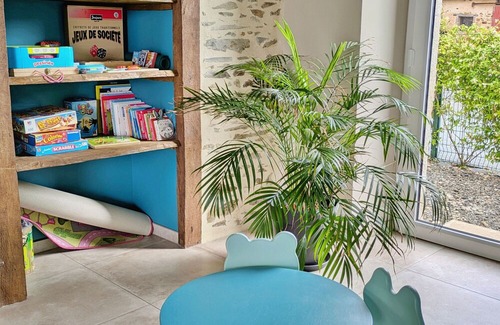 Cosse-le-Vivien Cabaña | Comfy cottage with terrace, pétanque, WiFi, accessible room