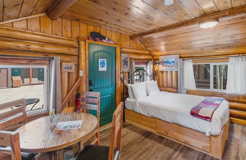 West Yellowstone Cabina | Bucking Moose Bison Cabin (#11)
