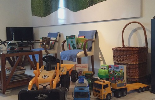 Les Marets Casa | In a park with 5ha lake, lots of toys/books/swing set, fresh eggs, Paris 80km
