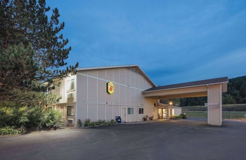 St. Regis Hotel | Super 8 By Wyndham St. Regis