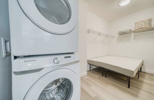 Kensington Condominio | Bright & Beautiful Condo with Walkout Patio