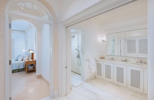 Gibbs Bay Villa | Stunning Beachfront Retreat with Pool - Hemingway House