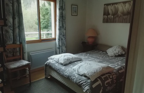 Plouigneau Casa | 10 mins from the beach and on the banks of a river, Country property