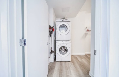 Kensington Condominio | Bright & Beautiful Condo with Walkout Patio