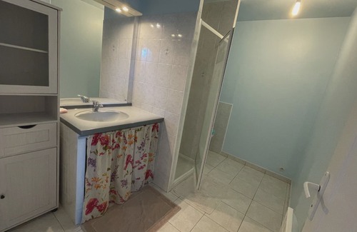 Miroir - Batignolles Apartamento | L'Arbre de Vy, T2 42m2 detached, sleeps 5, garage, near train station
