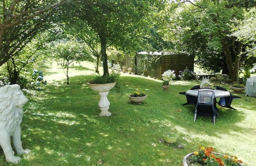 Plouigneau Casa | 10 mins from the beach and on the banks of a river, Country property