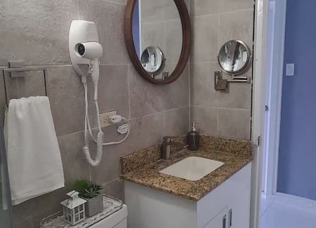 Mango Walk Apartamento | Newly remodeled unit in gated complex.
