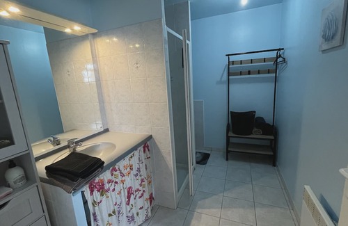 Miroir - Batignolles Apartamento | L'Arbre de Vy, T2 42m2 detached, sleeps 5, garage, near train station