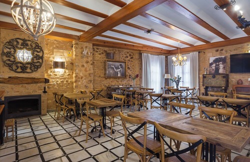 Villalonga Casa | Inn 'Suite Junior' with Private Terrace, Wi-Fi and Air Conditioning