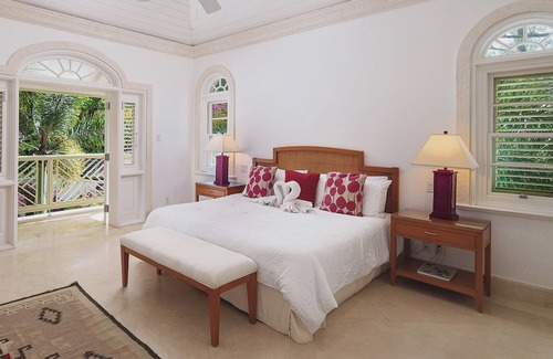 Gibbs Bay Villa | Stunning Beachfront Retreat with Pool - Hemingway House