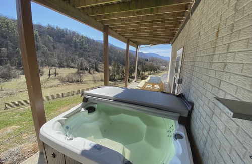 Luray Casa | Shenandoah Serenity - Luxurious Mountain Cabin - Swimming Pool, Spa, Jacuzzi!