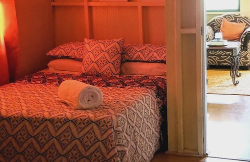 Corinthe Casa | Safe, cozy Creole Cottage. Off the beaten path, and close to everything.