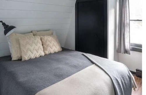 Austerlitz Casa | Renovated 4 BR 3 BA Barn; 30 mins to Hudson, 15 mins to the Berkshires!