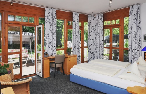 Waldperlach Hotel | Villa Waldperlach by Blattl