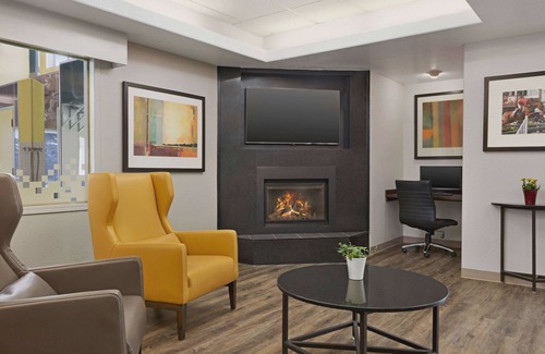 Southwest Calgary Hotel | Super 8 by Wyndham Calgary Shawnessy Area