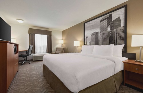 Southwest Calgary Hotel | Super 8 by Wyndham Calgary Shawnessy Area