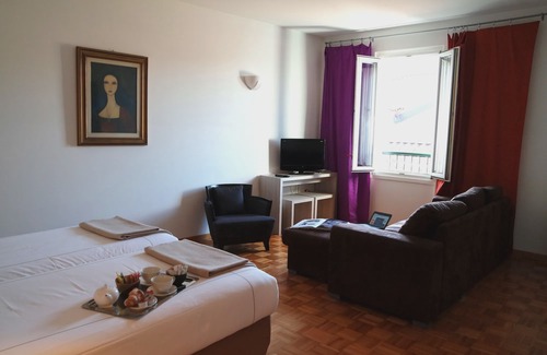 Porto Valtravaglia Hotel | Albergo Del Sole