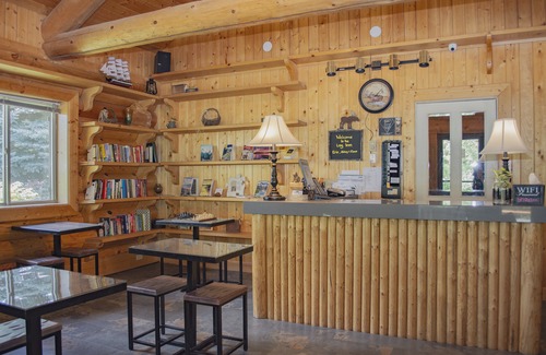 Bonners Ferry Hotel | Log Inn Bonners Ferry