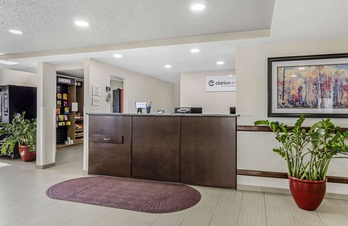 Staunton Hotel | Clarion Pointe Staunton East