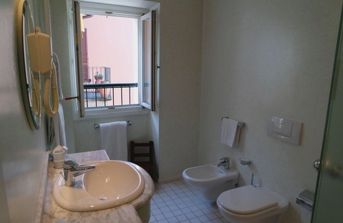 Porto Valtravaglia Hotel | Albergo Del Sole