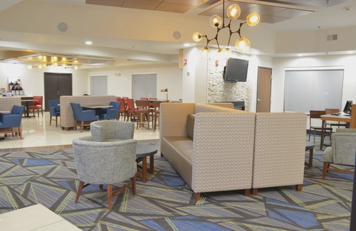 Waterloo Hotel | Holiday Inn Express- Waterloo/Cedar Falls by IHG