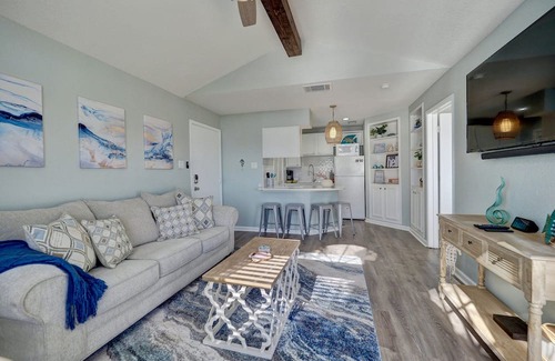 Corpus Christi Condominio | Ocean Views - Lake Front Condo walking distance to the Beach!