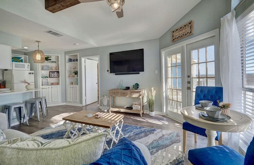 Corpus Christi Condominio | Ocean Views - Lake Front Condo walking distance to the Beach!