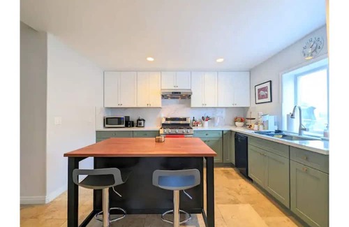 Monrovia Casa | Charming 2B1B w/EV Tesla on Rt 66 near City of Hope and Everything