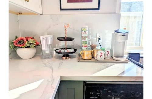 Monrovia Casa | Charming 2B1B w/EV Tesla on Rt 66 near City of Hope and Everything