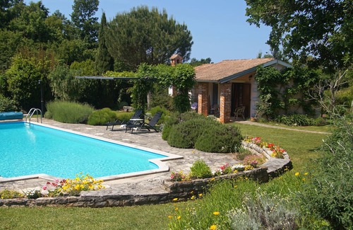 Baderna Cabaña | Lovely cottage with large pool in gorgeous, landscaped garden