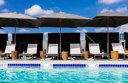 Norma Triangle Casa | Classic Reunion at the Rooftop Poolside Bar, Close to Metro Stations Hollywood