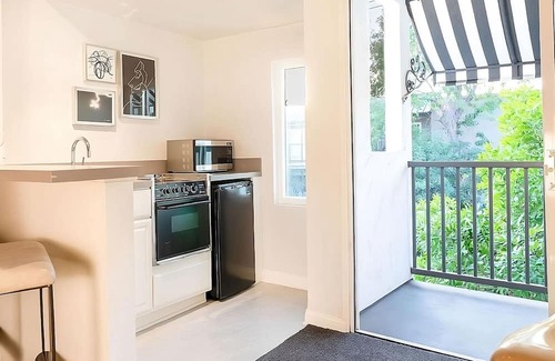 Norma Triangle Casa | Spacious Unit Close to Sunset Deli ! Pet-Friendly, Rooftop Poolside Bar
