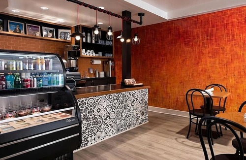 Norma Triangle Casa | Spacious Unit Close to Sunset Deli ! Pet-Friendly, Rooftop Poolside Bar