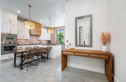 New Braunfels Casa | Porter Haus at Camp Warnecke*Direct Comal River Access*Walk to Downtown NB