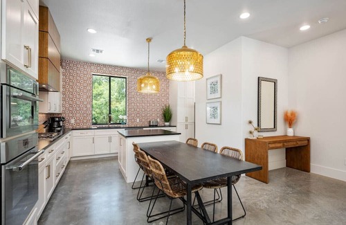 New Braunfels Casa | Porter Haus at Camp Warnecke*Direct Comal River Access*Walk to Downtown NB