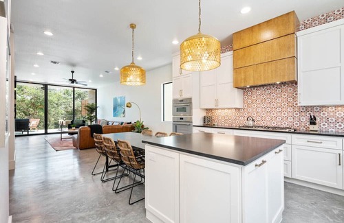 New Braunfels Casa | Porter Haus at Camp Warnecke*Direct Comal River Access*Walk to Downtown NB