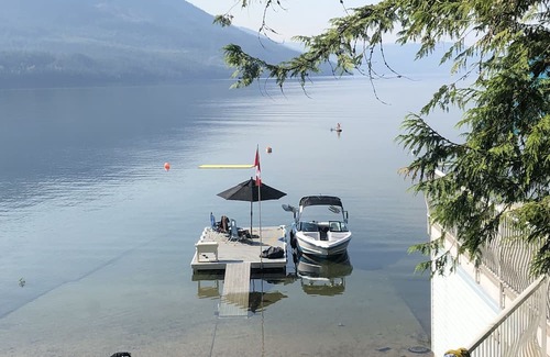 Ashton Creek Cabina | Mabel Lake Lakefront Summer cabin & bunk house with beach, dock and large deck