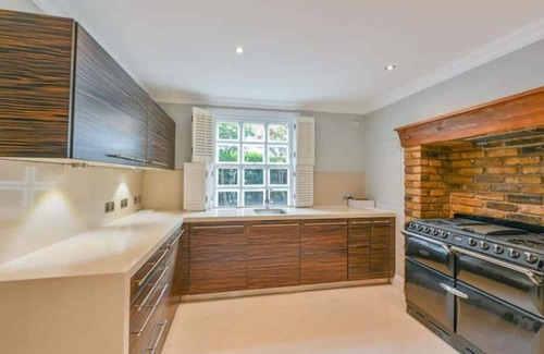 Churchill Casa | Stylish & Chic! A Georgian House in Zone 1!
