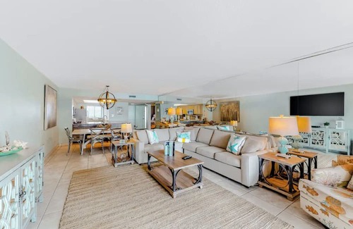 Miramar Beach Condominio | BEACH FRONT CONDO SLEEPS 8 WITH BEAUTIFUL VIEWS OF THE GULF IN MIRAMAR BEACH