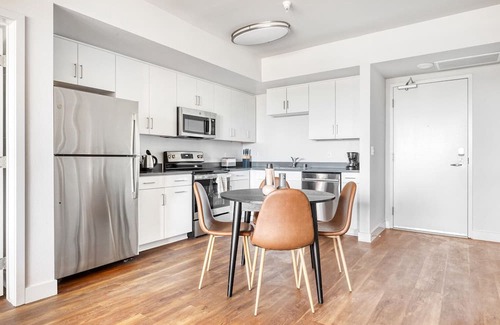 Inglewood Apartamento | Tasteful Westchester 2BR w/ Pool, Gym & W/D, 5 mins to LAX, by Blueground